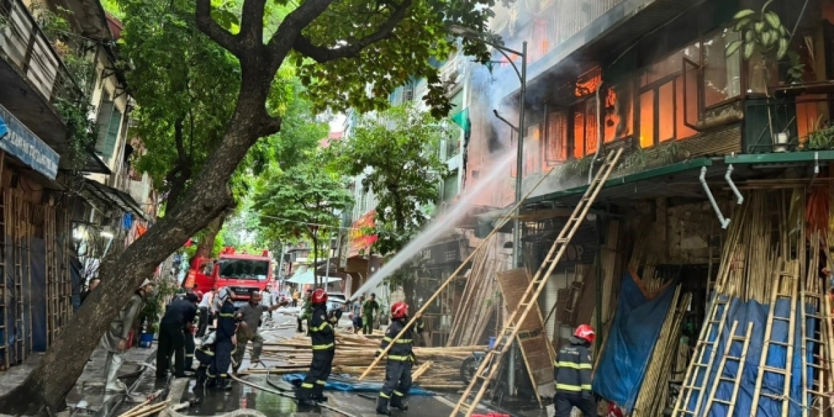 Hà Nội: Quán cà phê trên phố Hàng Vải bốc cháy ngùn ngụt