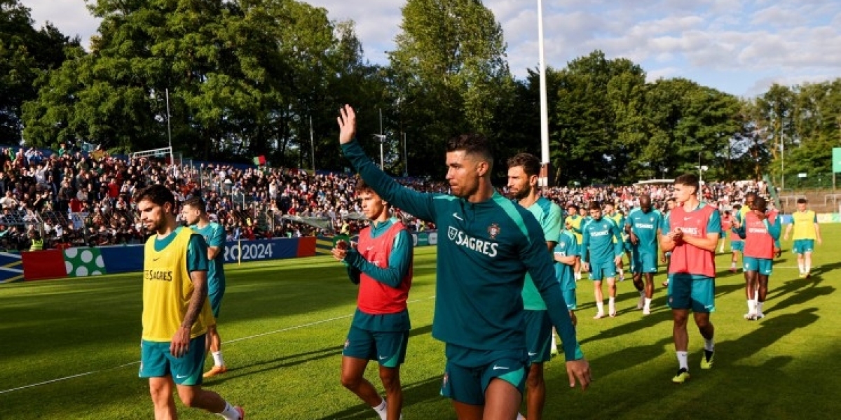 Ronaldo gây sốt EURO: 10.000 khán giả đến xem tập luyện, fan cuồng rượt đuổi